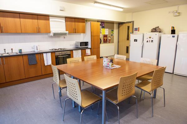 A band 3 ensuite kitchen in Alcuin College. Example room layout. Actual layout and furnishings may vary. 